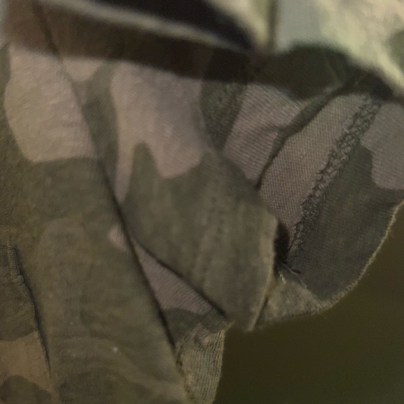 Universal Thread V Neck CAMO T-shirt - Picture 4 of 4